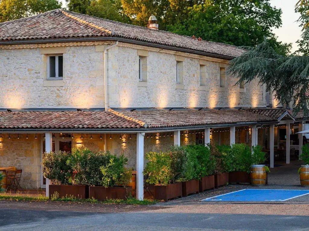 Logis Hôtel Pey la Tour ristorante a Sallebœuf