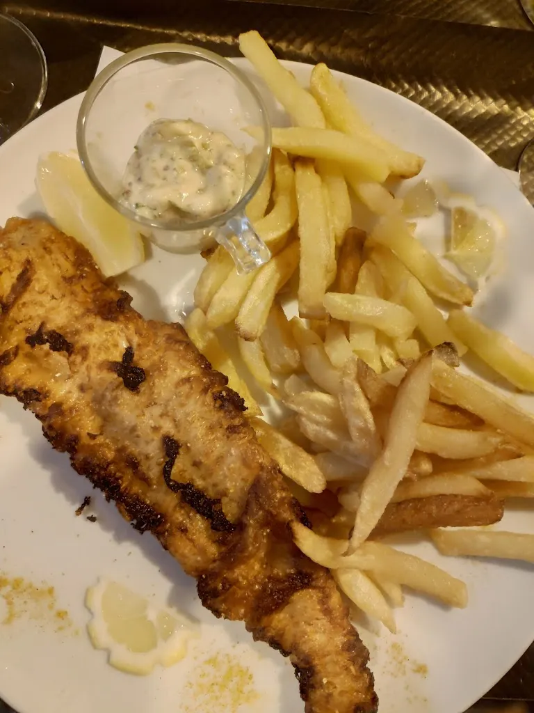 James Russell_Les Arcades_Sauveterre-de-Guyenne_review