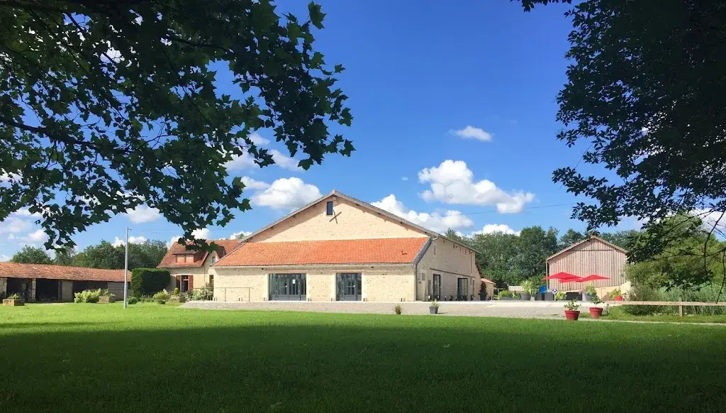 DOMAINE DE CARTHAGE restaurant in Savigny-Lévescault