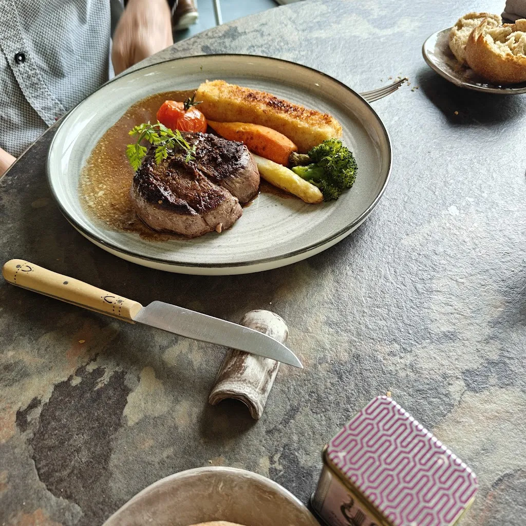 Helen E_La Cigogne_Soyaux_review