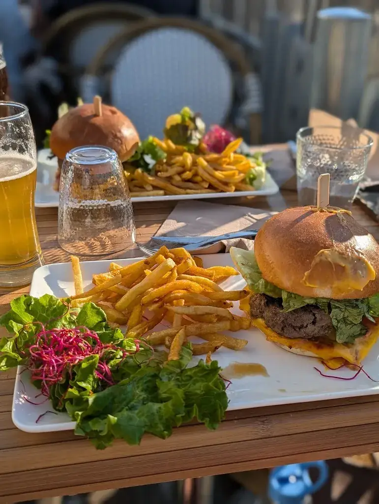 Paul Morgan_Les Chiens Fous_Soulac-sur-Mer_review