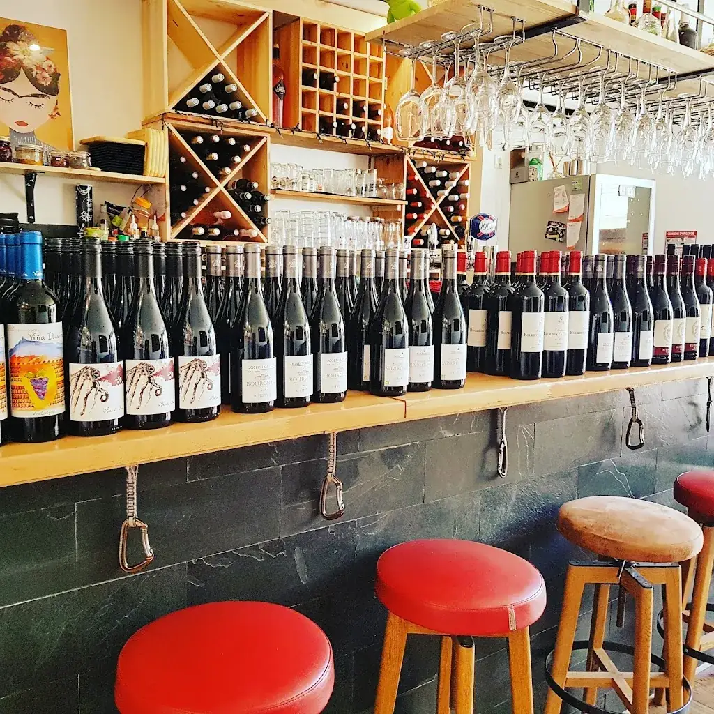 Le Comptoir du Vin restaurant in Soulac-sur-Mer