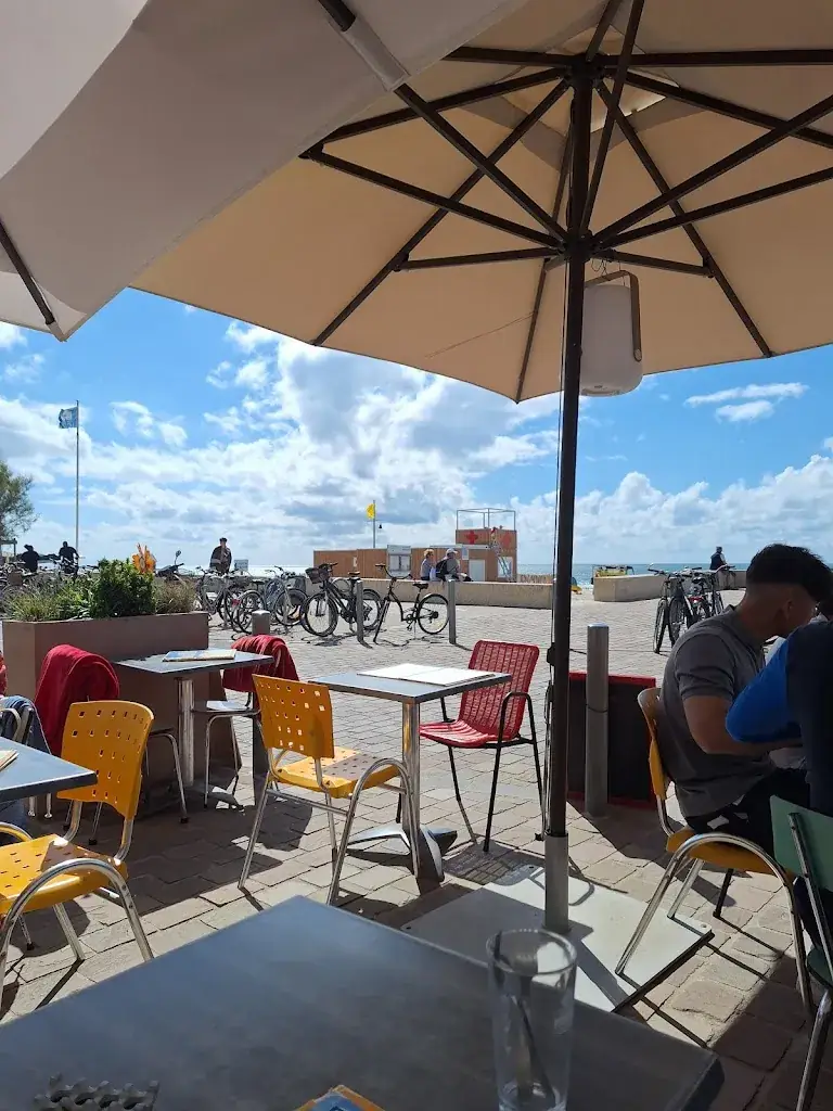 Katja de Jong_Martine à la plage_Soulac-sur-Mer_review