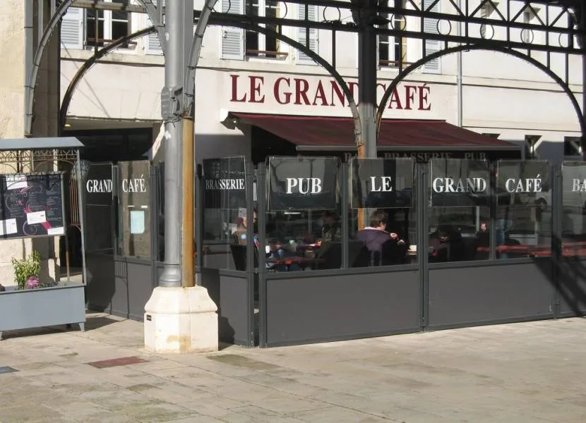 Le Grand Café Surgères restaurant in Surgères