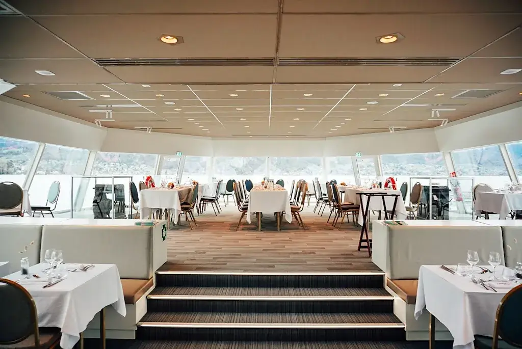 Le Libellule - Bateau Restaurant_Annecy_slider_image_1