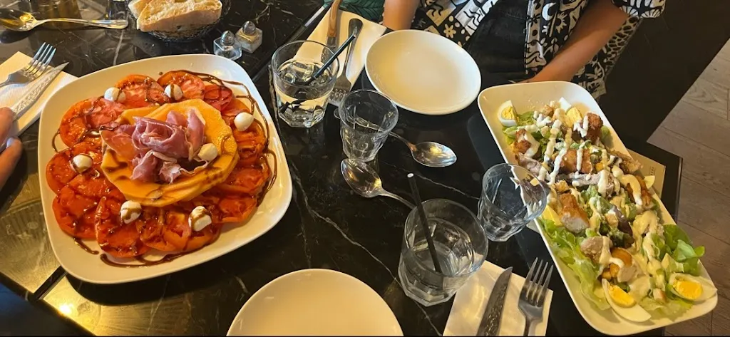 Kika van Vliet_Café Ventadour_Ussel_review