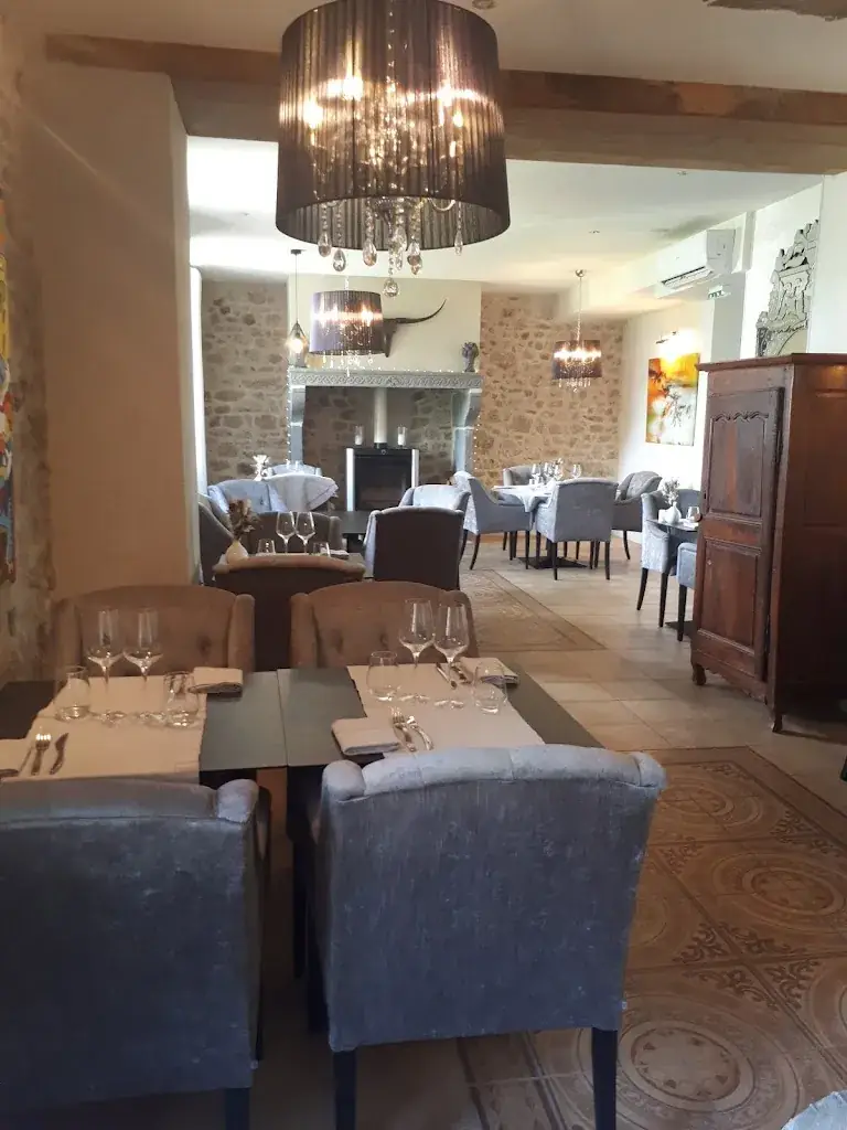 Eszter S. Deák_Château de la Borde_Ussel_review