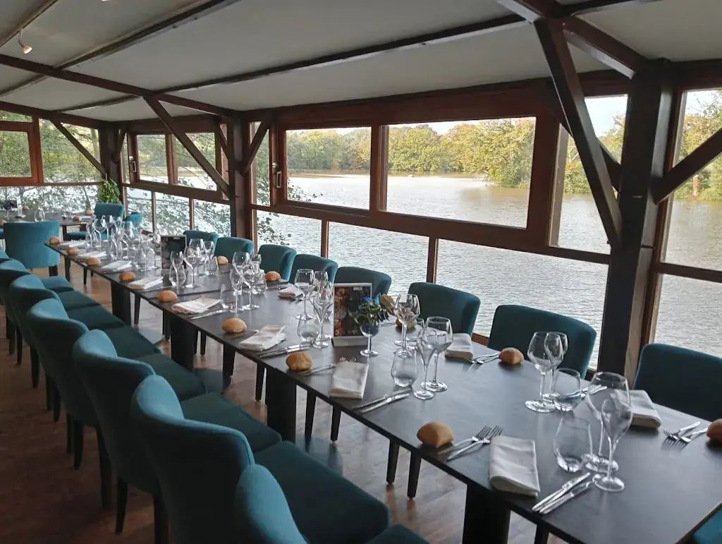 Le Donjon de Bois-Pouvreau restaurant in Ménigoute