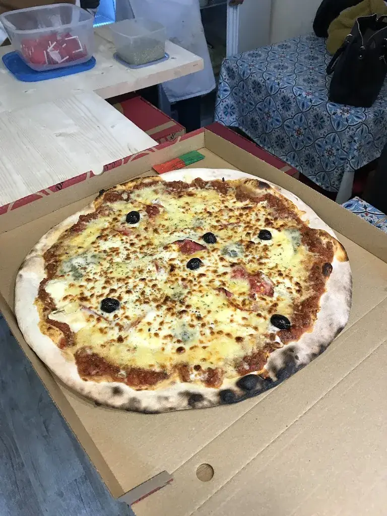 Jennifer Jane Law_Pizza & Burger 