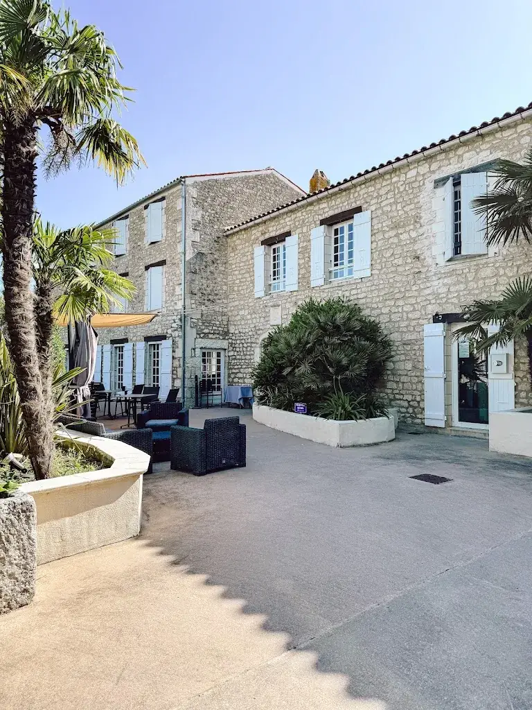 SJ Mack_Logis Hôtel le Moulin de Châlons_Gua_review