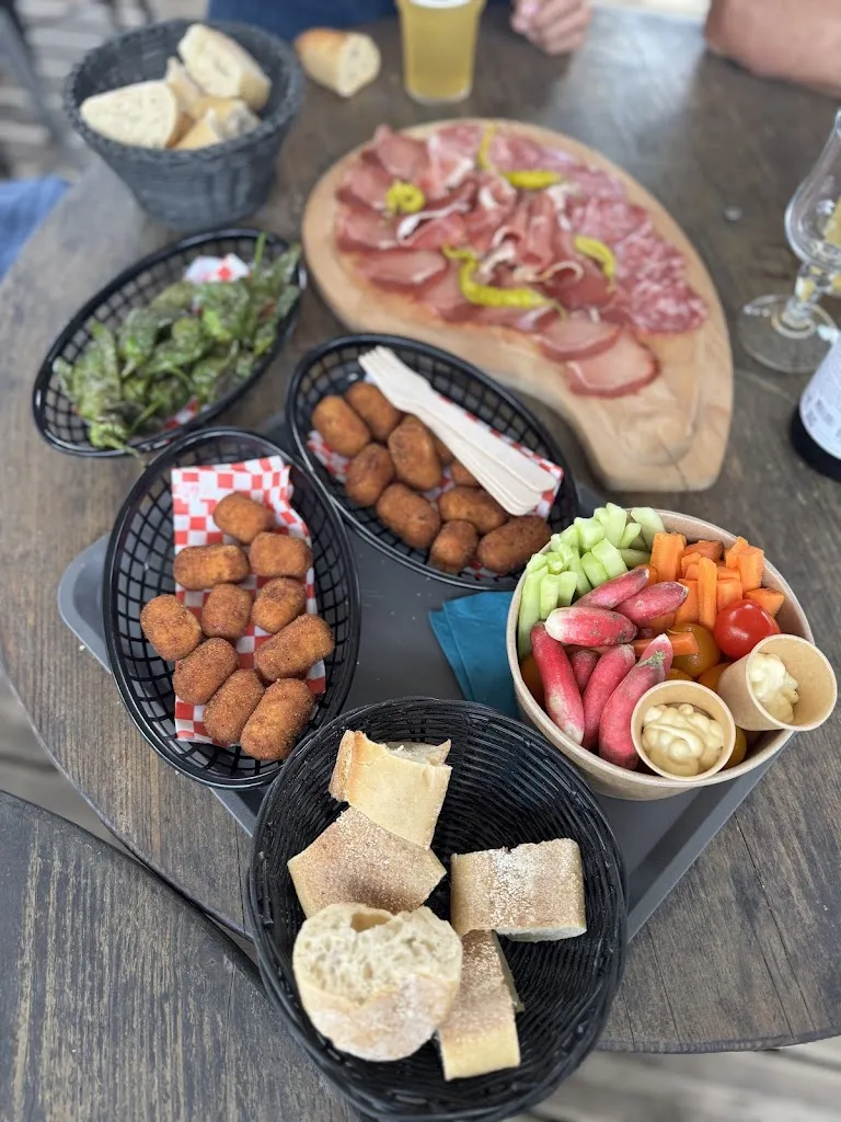 D. Charlotte_PASARELA GUINGUETTE_Villefranque_review