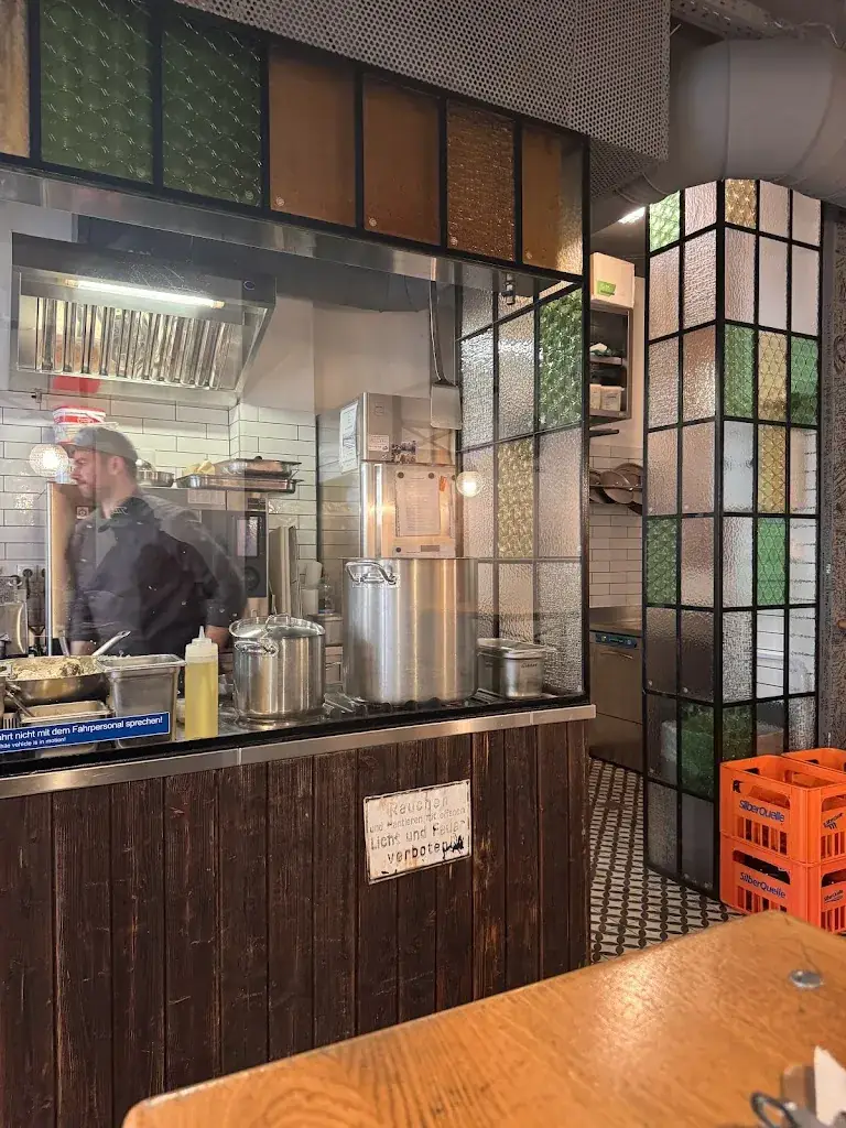 Angelina Anello-Dennee_Schachtelwirt_Austria_review