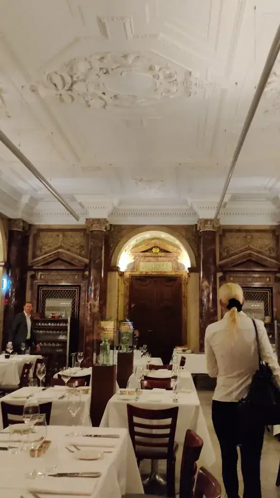 Vestibül Restaurant im Burgtheater_Austria_slider_image_2