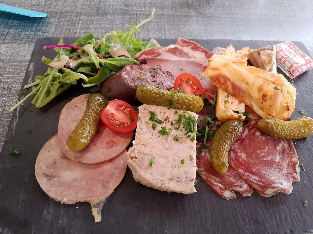 Katie Reynolds-Dobbs_La Terrasse de l'Autize_Ardin_review