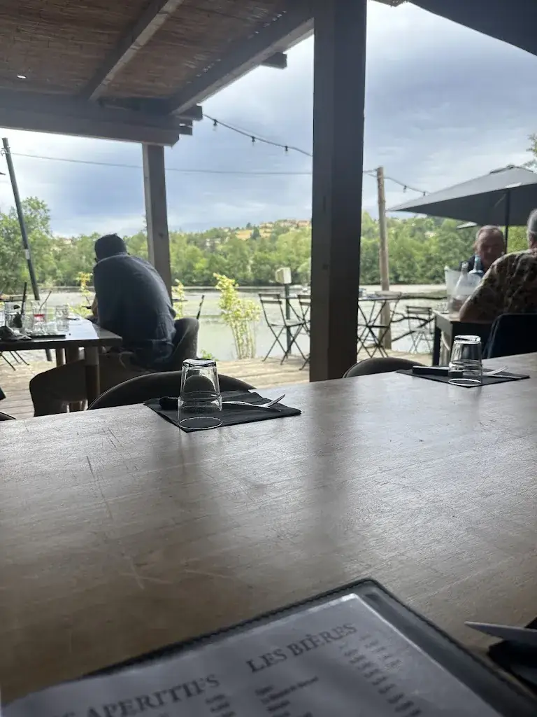 Laura Chamot_La Guinguette au bord de l'eau_d'Oingt_recensione