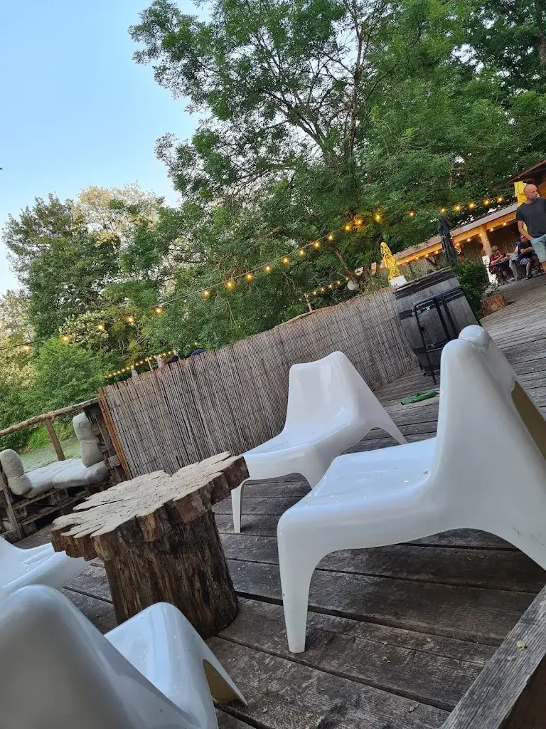 La Guinguette au bord de l'eau restaurant in d'Oingt