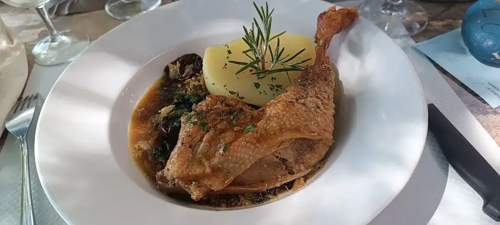 Catherine Widmer_Le Waleli's_Servian_review