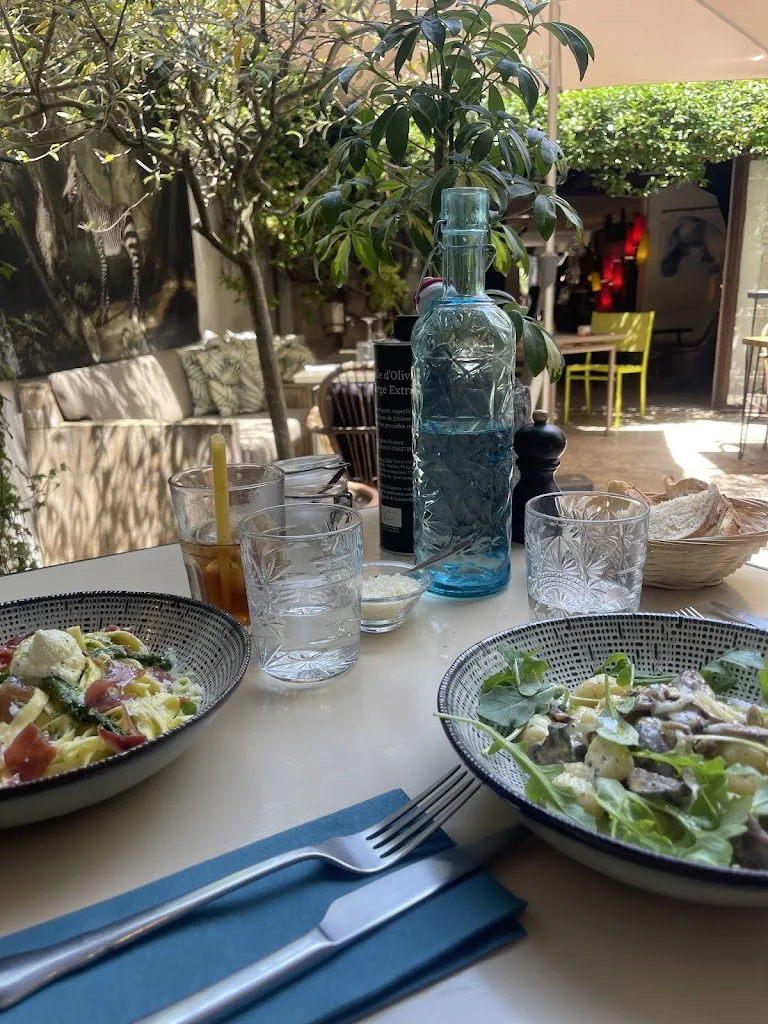 July Marie_Pastabar_Aigues-Mortes_review