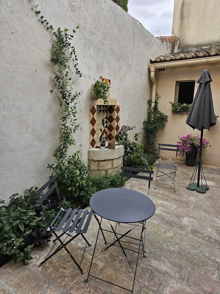 Radoslaw Szeffs_La petite pause_Aigues-Mortes_review