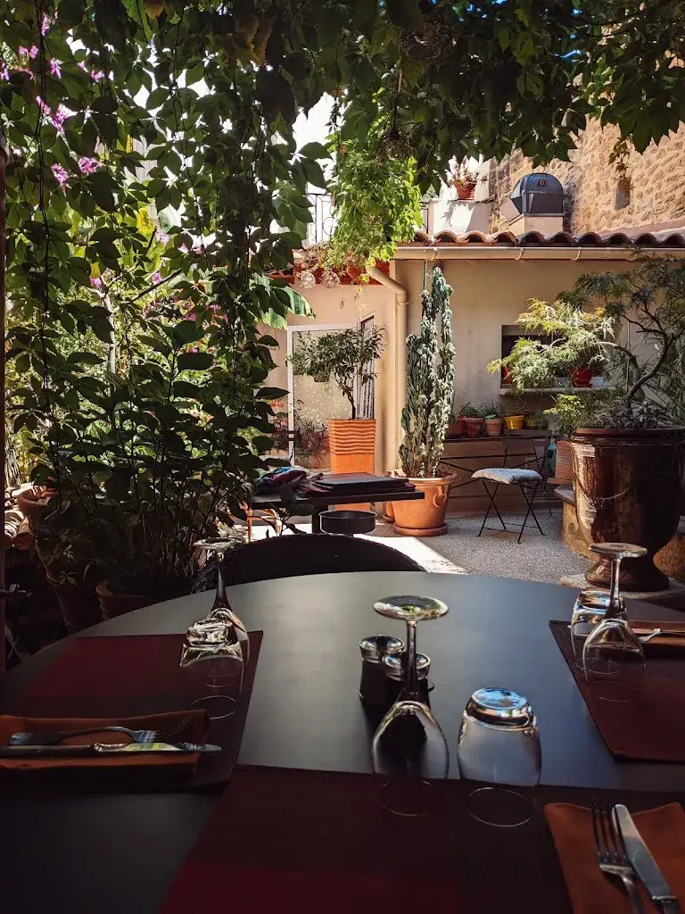 Le Clos de l'Écureuil restaurant in Aigues-Vives
