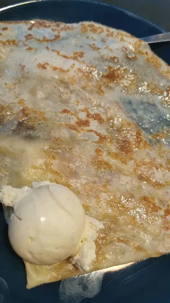 Laura Burgess_Crêperie La Ribote_Agde_review