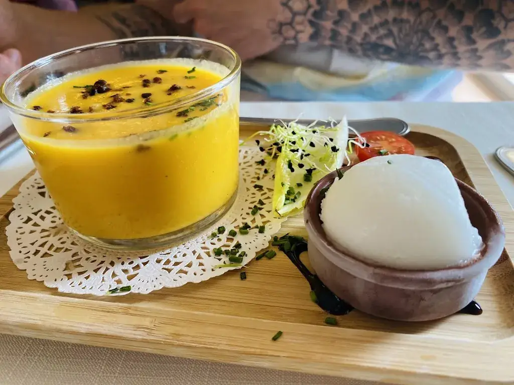 RENAULT YUURI_La Pourpre et les Oliviers_Saint-Jean-de-Fos_review