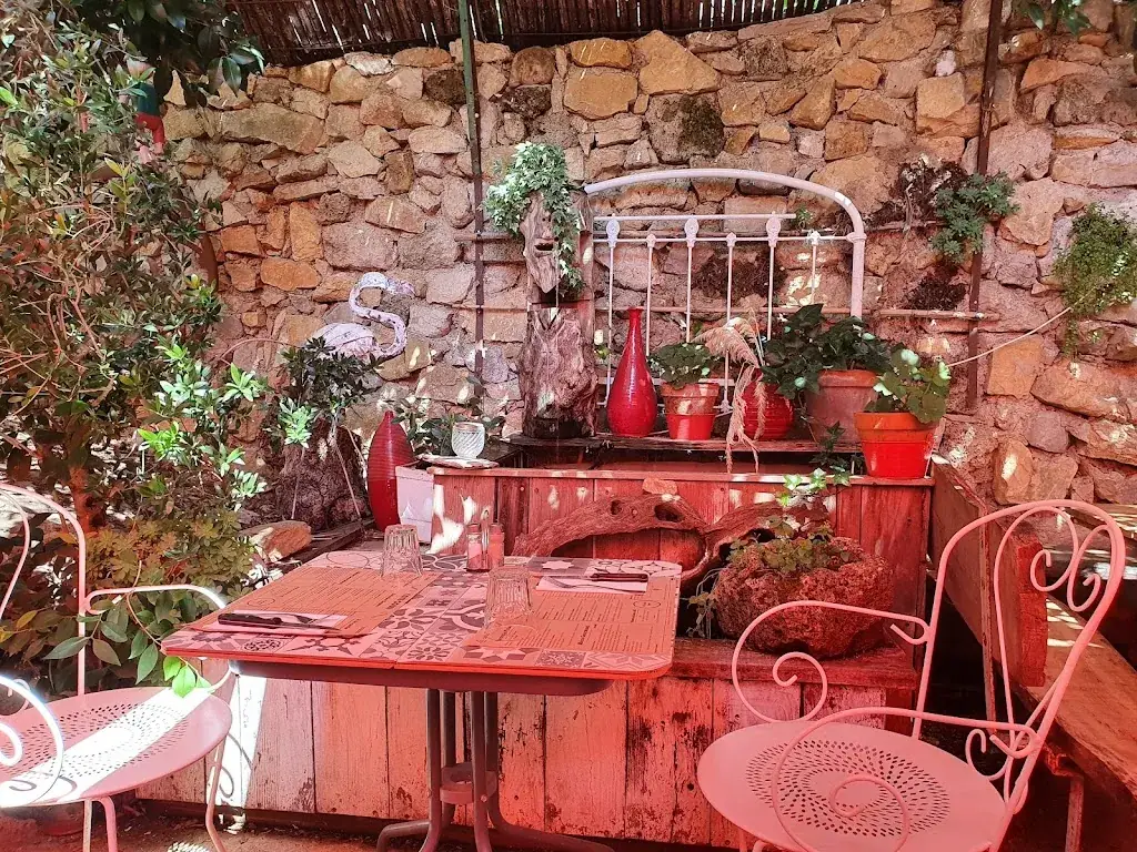 Restaurant coté terrasse restaurant in Saint-Guilhem-le-Désert
