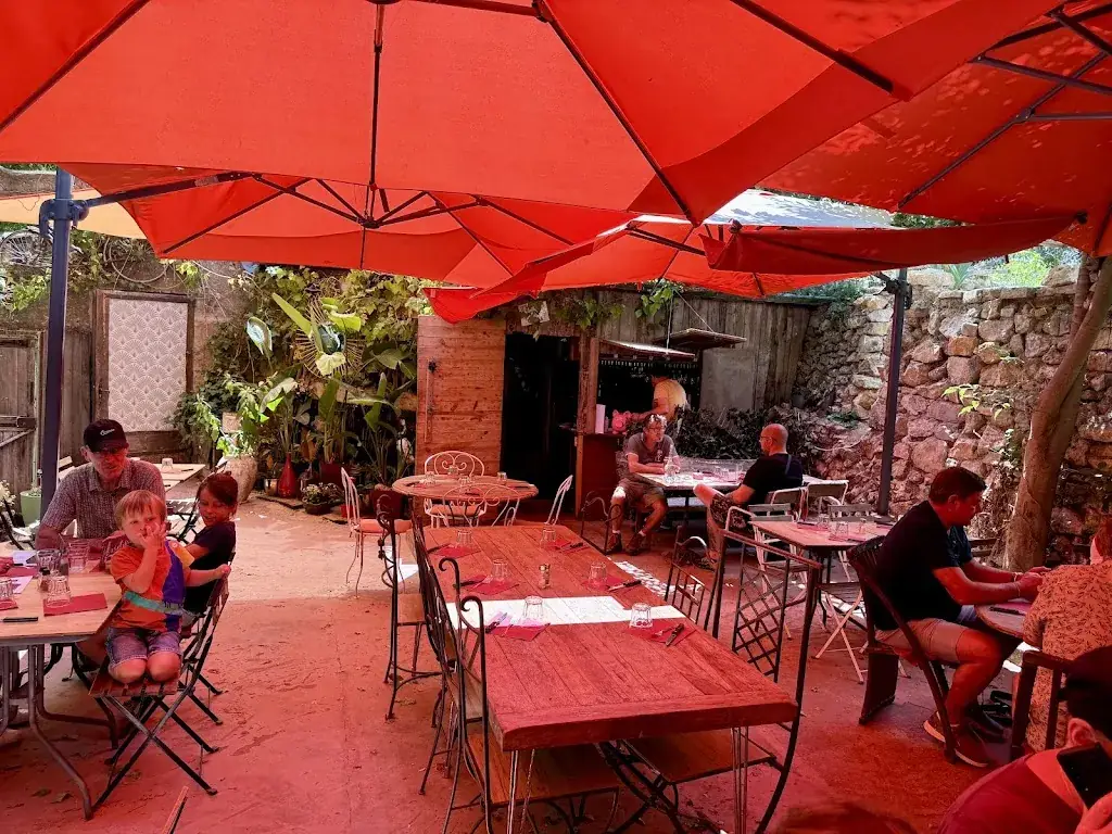 Restaurant coté terrasse_Saint-Guilhem-le-Désert_slider_image_2