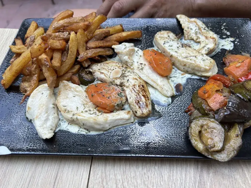 Restaurant coté terrasse_Saint-Guilhem-le-Désert_slider_image_3