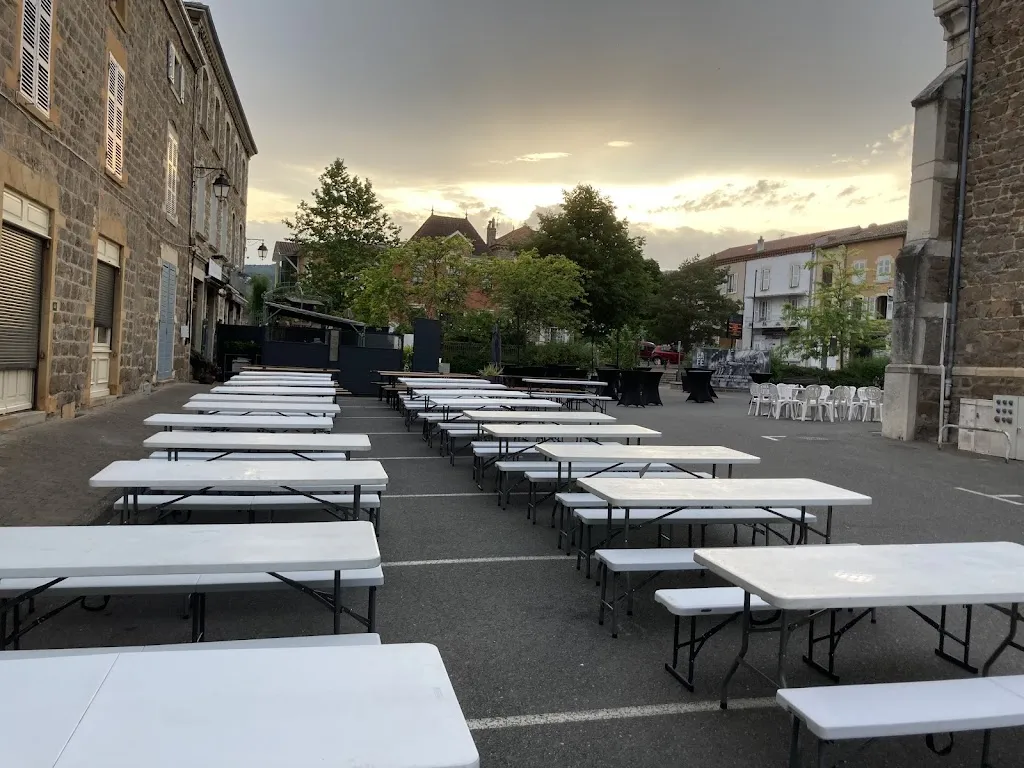 Le Café du Commerce restaurante en Perréon