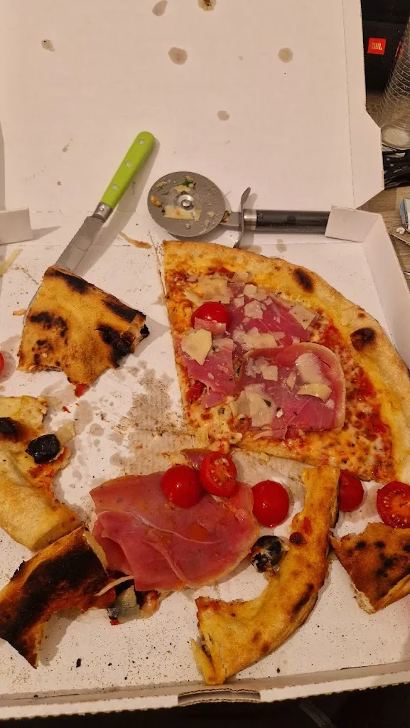 Simon Brisse_La Felicità_Péret_review