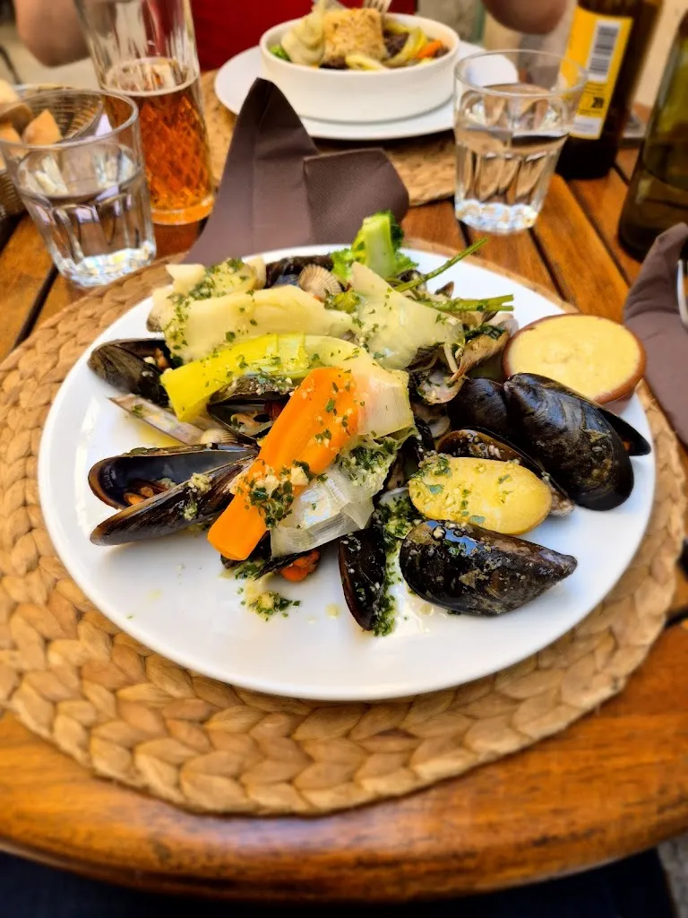 Yvonne A_Le Criquet_Arles_review