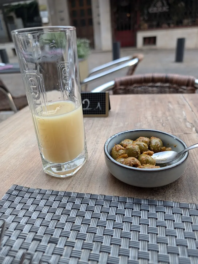 anthony scott_Le Q.G_Arles_review