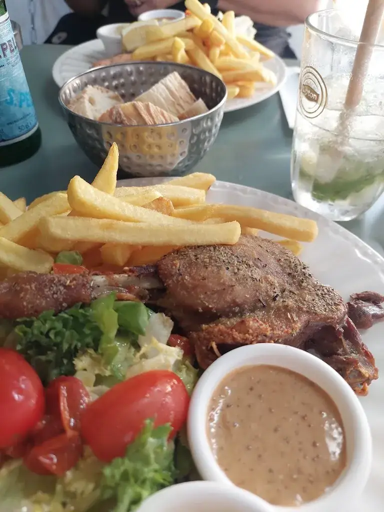 Paul Dontschuk_Café Factory République_Arles_review