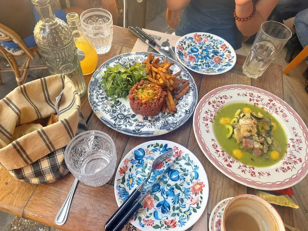 Qianyu Zhou_Bistrot populaire_Arles_review