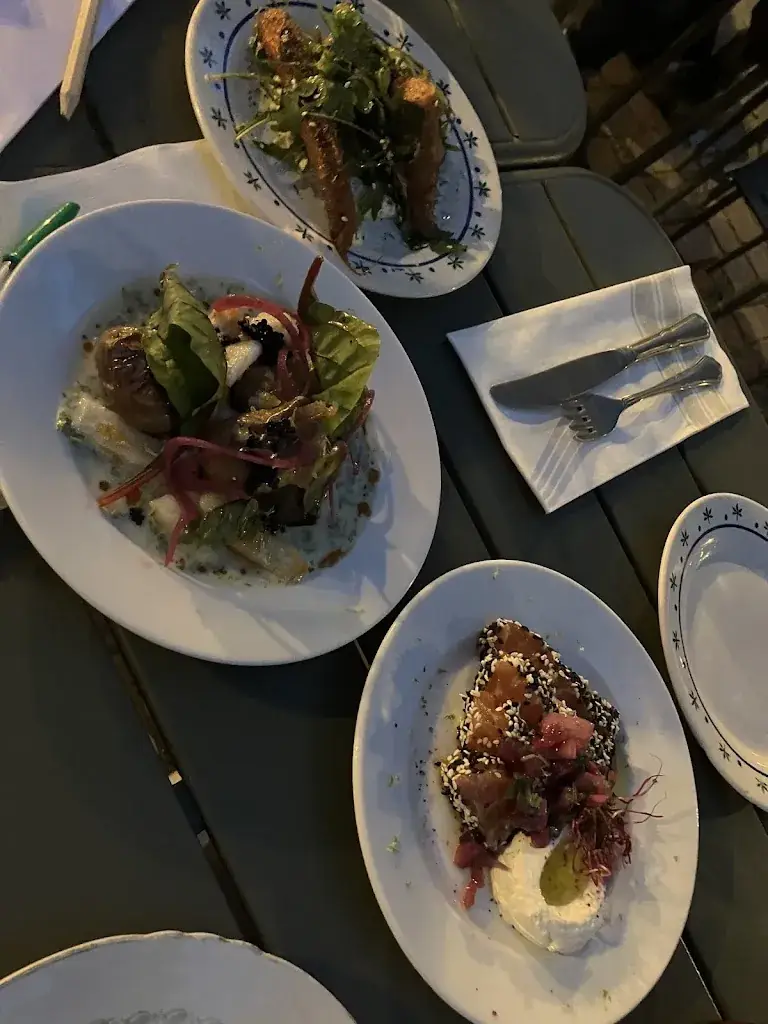 Stefanie N_Páou_Arles_review