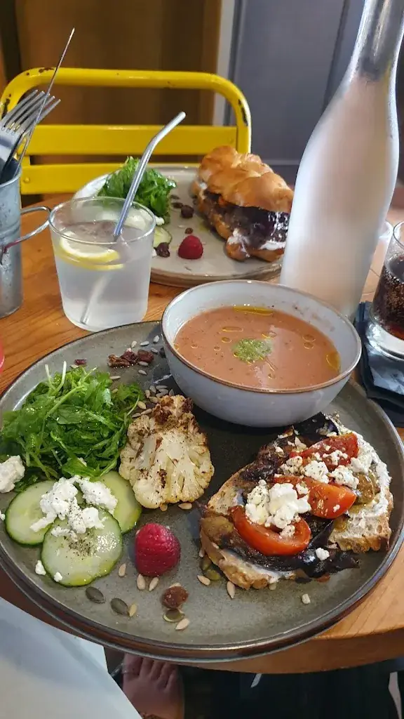 maria kommata_La cachette_Arles_review