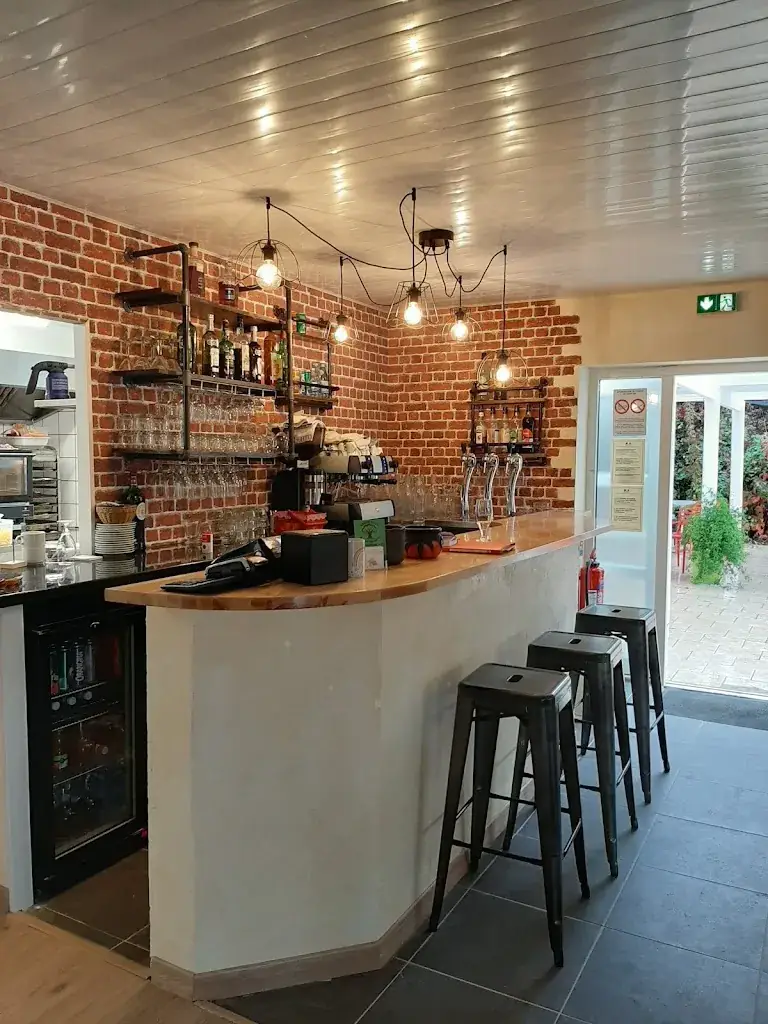 Aux petits oignons Restaurant in Ayguesvives