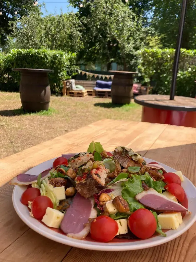 Guinguette Besalada Restaurant in Ayguesvives