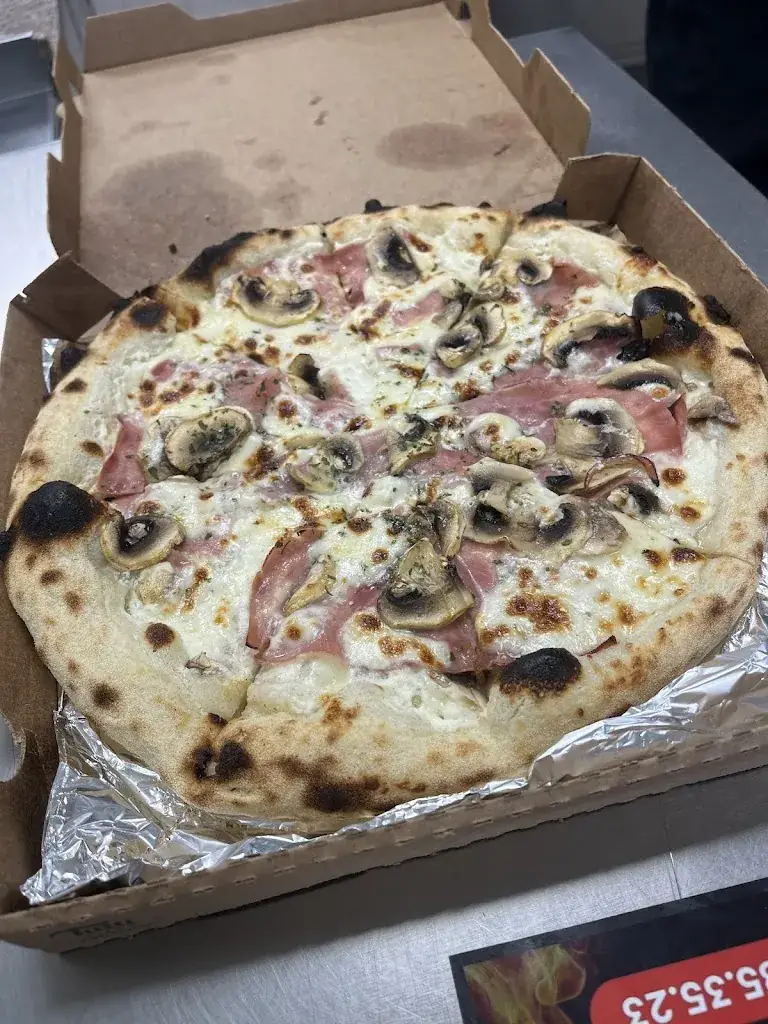 Crusty Pizza_Auterive_slider_image_2