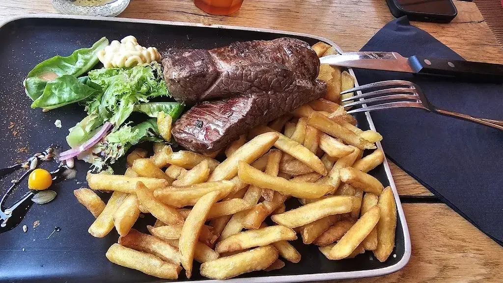 S Jones_Le Schuss_Bagnères-de-Bigorre_review