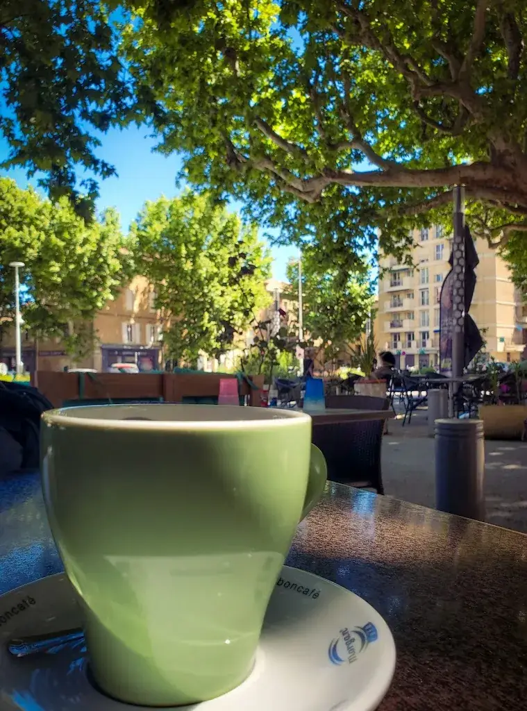 Michael Perfect_Bar le Central_Bagnols-sur-Cèze_review