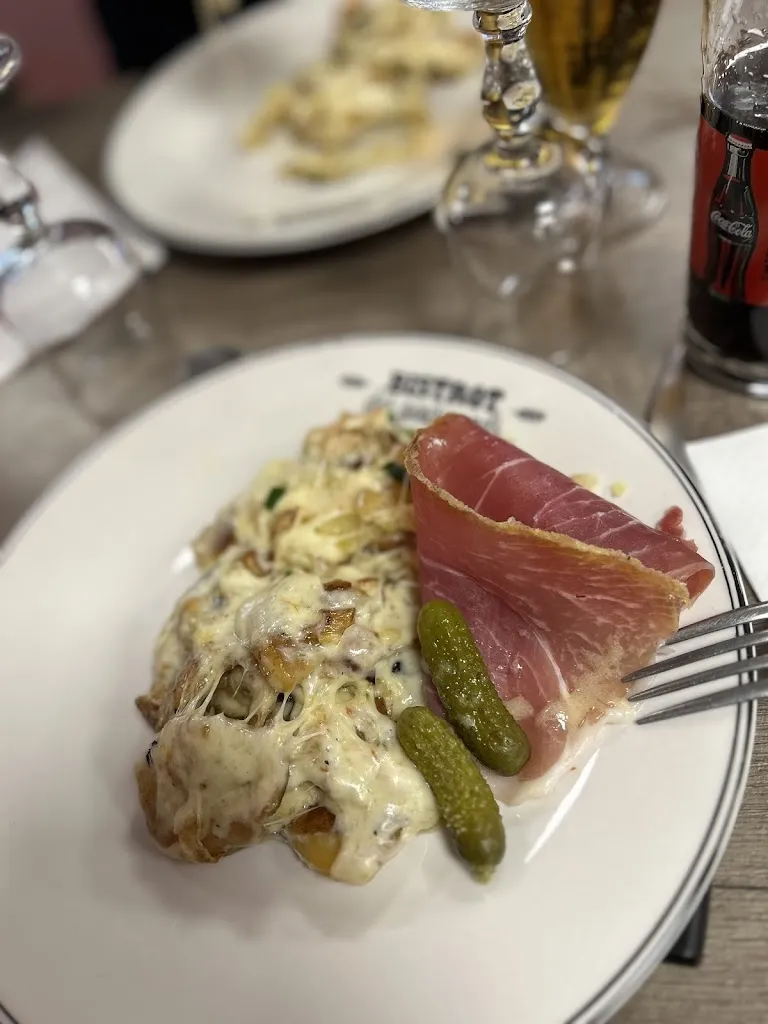 RESTAURANT LA MAISON JAUNE LES ANCIZES_Ancizes-Comps_slider_image_2