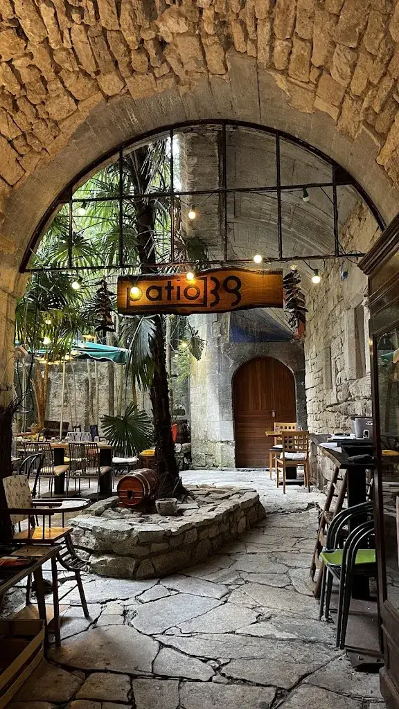 Patio 39_Barjac_slider_image_2