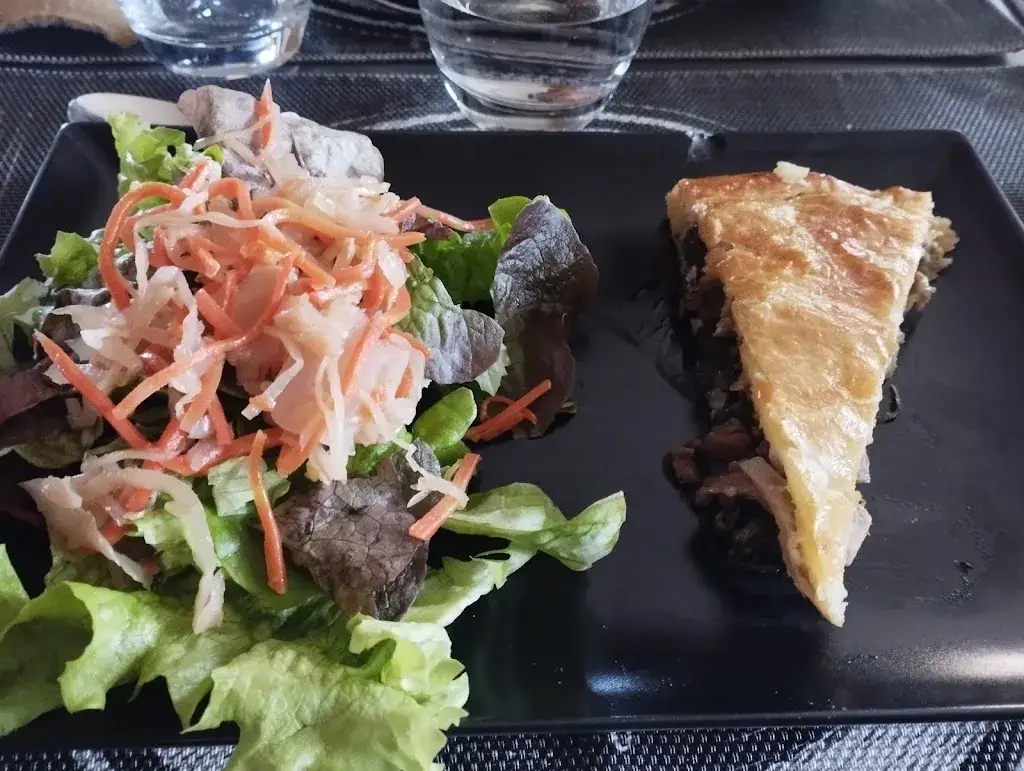 Linda H_La Guinguette_Prévinquières_review