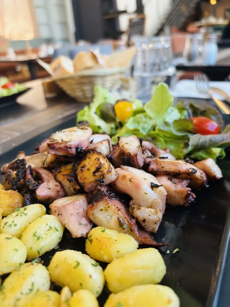 La Cort - Restaurant Traditionnel_Castries_slider_image_3