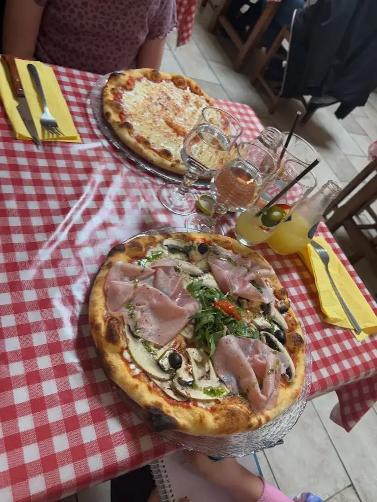 blake mcclendon_l'Ostello restaurant pizzeria_Bessan_review