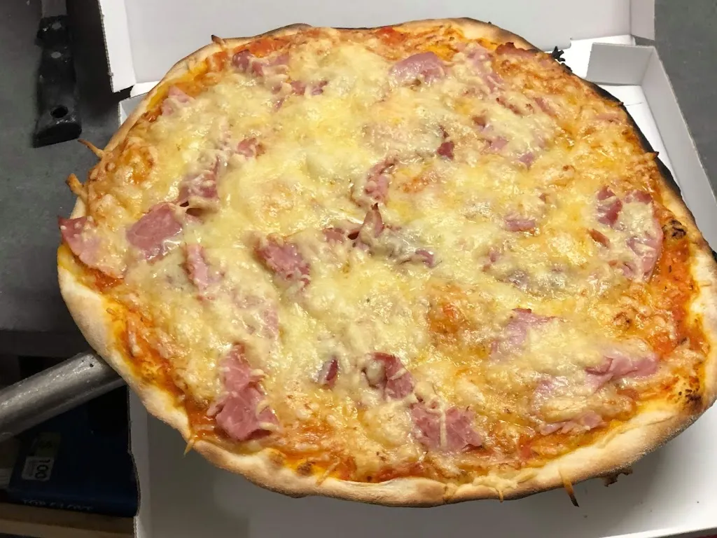 Pizzas Chez Karine restaurant in Bessan