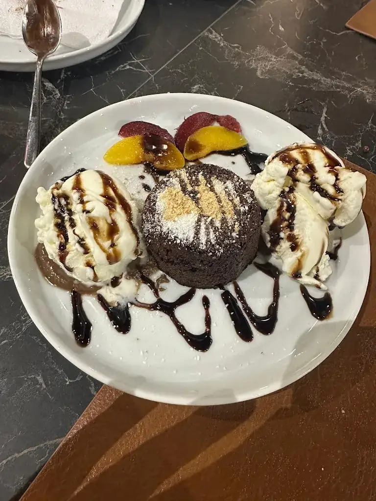 Adi Mazuz_White City Bar & Restaurant_Albania_recensione