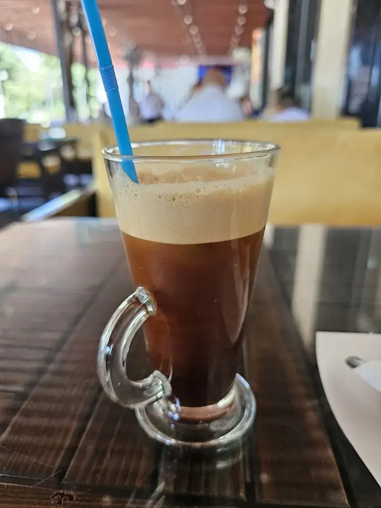 Yevgheniy Yarmosh_Bar Restaurant Piazza Grill_Albania_review